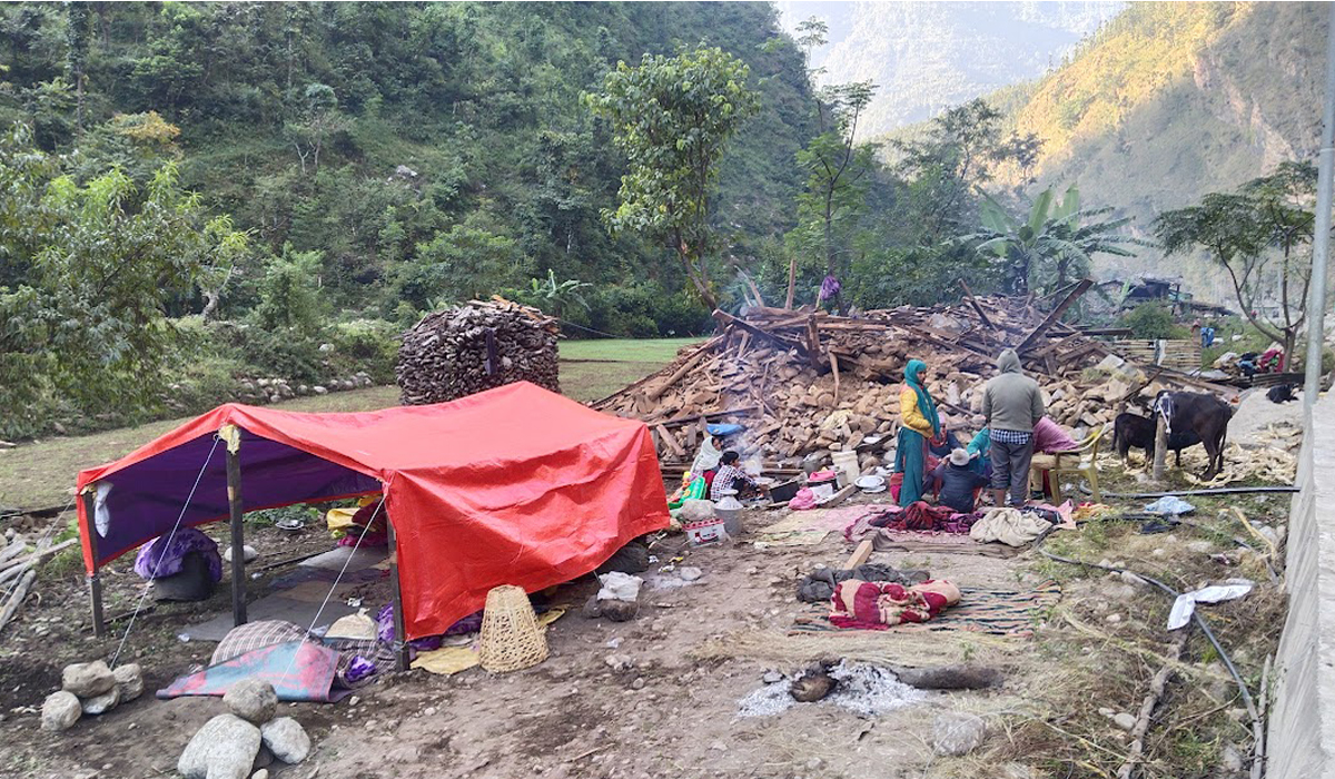 भूकम्पपीडित भन्छन्– घरभित्र पुरिएर पनि भाग्यले बाच्यौँ